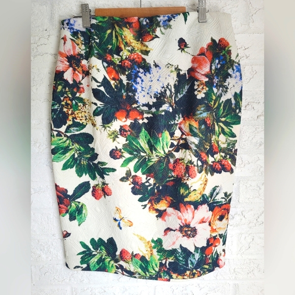 Bodycon Top & Skirt Combo with Floral Print - Picture 10 of 12